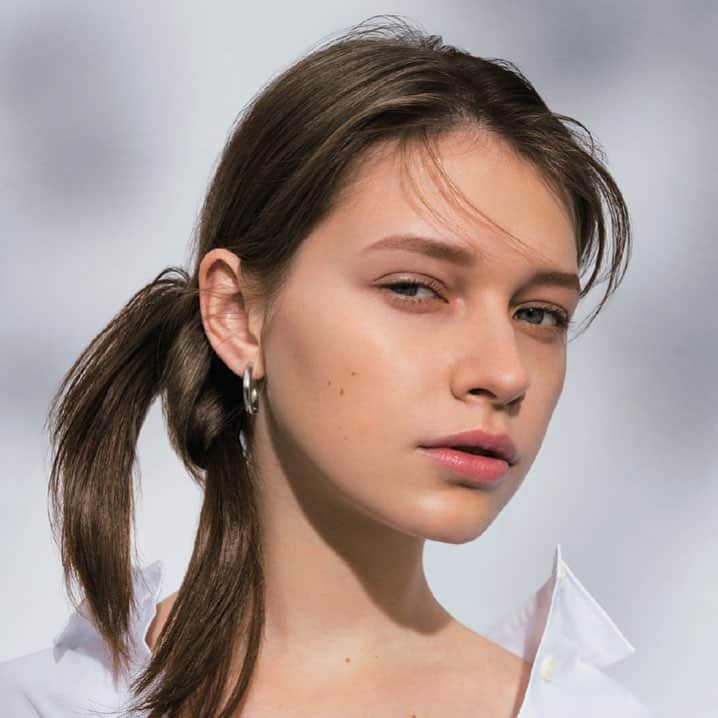 のインスタグラム：「. john masters organics Hair Styling Collection "Shiny Tail" . 2つに分けた髪束を、ぎゅっと結んで留めるだけ。 ヘアゴム要らずでできるのに、こなれて見える簡単アレンジ。 ツヤのあるベース作りが美しく見せるポイント。 . ※スクロールしてご覧ください。 . 1. 髪全体に[ G&C リーブインコンディショニングミスト N ]を吹きかけ、ブローします。 . 2. 毛先を中心に少量の[ヘアワックス] を塗布してから髪を2つの束に分け、ぎゅっと結びます。 . 3. ヘアピンを使って結び目を両側から固定し、完成。 . #wellness #nontoxic #allnatural #ecochic #plantbased #johnmasters #johnmastersorganics #perfectlynatural #perfectlynaturalbeauty #ジョンマスターオーガニック　#ジョンマスター　#スタイリング　#スタイリング剤  #簡単ヘアアレンジ  #ロングヘア  #ロングヘアアレンジ」