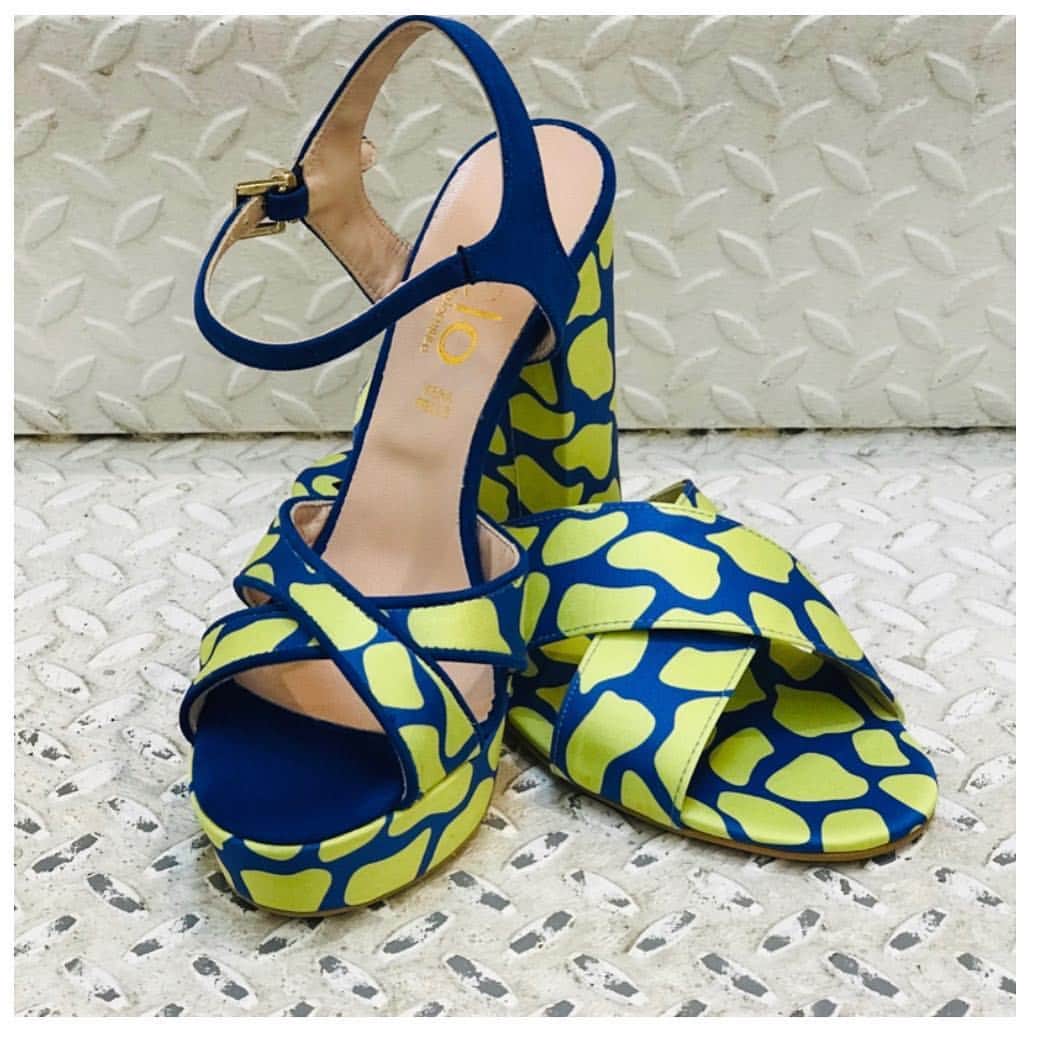 イズロさんのインスタグラム写真 - (イズロInstagram)「#islo #isloisabellalorusso #isloshoes #shoes #sandals #sandali #flat #tacchi #tacchialti #gethigh #highheels #raso #print #giraffa #color #vogliadicolore #vogliadestate #lime #blu #fashion #style #shopping #shoponline #shoppingonline #madeinitaly #newentry #staytuned」4月12日 19時09分 - islo_isabellalorusso