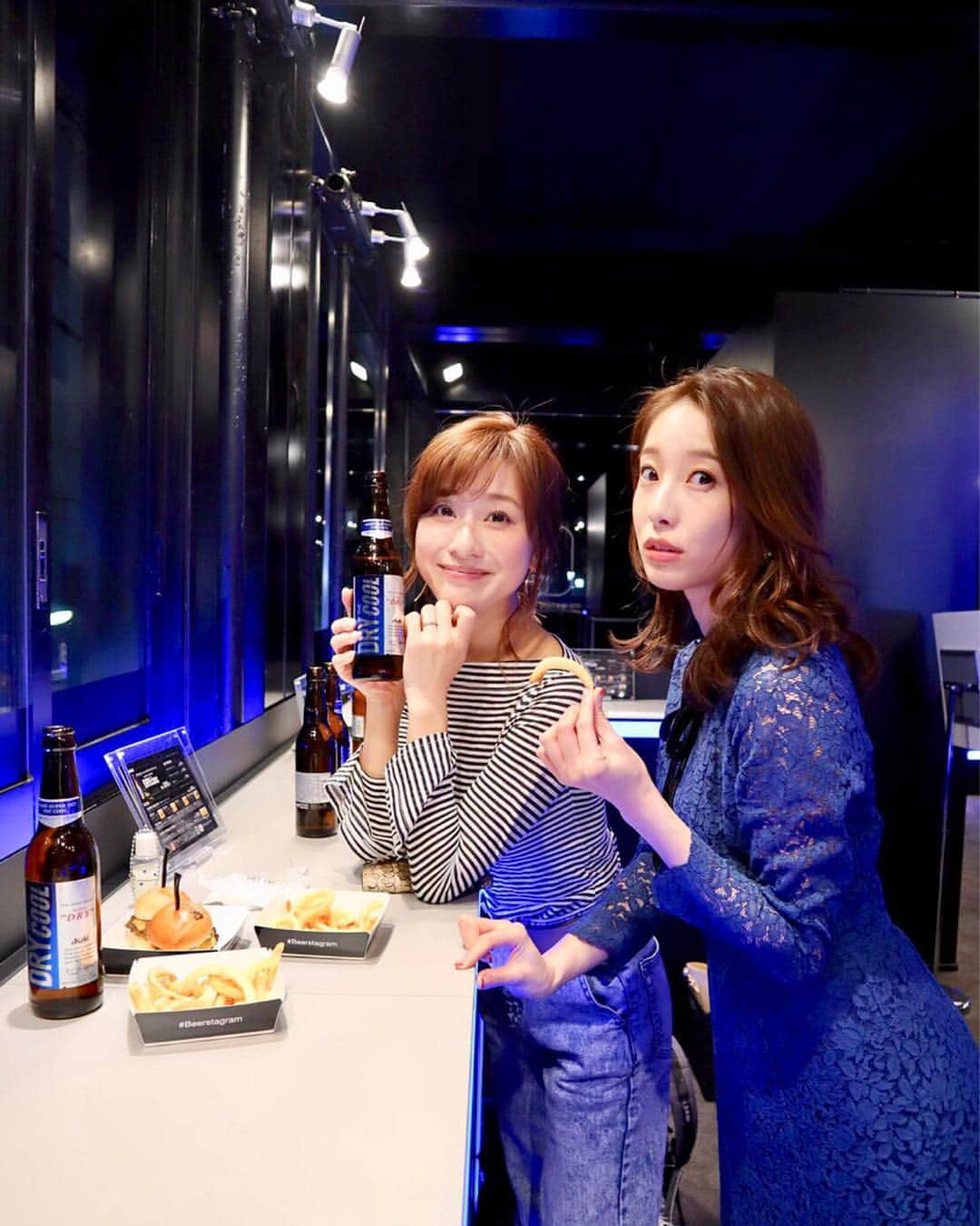 水野佐彩さんのインスタグラム写真 - (水野佐彩Instagram)「・ かんぱーい🍻🍻🍻 もう、最っっ高に美味しい❣️ ウマイ❣️って言いたい❣️笑・ ・ アサヒの新商品 「DRY THE COOL」のポップアップストア DRY THR COOL BAR inspired by Instagramへ🍺 Instagramの世界観をテーマにした店内で Instagram社にあるミニルームをベースにした オリジナルフォトブースもあったりと DRY THE COOLと一緒に楽しめる 体験型のスペースになってます👀🍺 瓶からぐびっと飲むDRY THE COOLは キリッとスッキリとした美味しさ🤤💕 オリジナルのハンバーガーやポテトと 相性が抜群でした🍔🍟🍻 (もう最高に大好きな組み合わせ❤️笑) 表参道のベーカリーカフェ426で 4/12（金）～6/30（日）まで開催中🍻 GWもあることだし みなさんぜひ行ってみて下さいね🍺❤️ ちなみに。 お洋服はトップスがvalmuer、デニムはlilybrownです🐖 #drythecool #drythecoolbar #inspiredbyInstagram #Instagram #openyourstyle #beerstagram #beer #superdry #beergirl #beerlovers #PR  #アサヒビール #ドライザクール #ドライザクールバー #インスタグラム  #インスタ映え #表参道 #原宿 #スーパードライ #ビアスタグラム  #ビール部  #ビール女子 #ビール好きと繋がりたい @drythecool_bar」4月12日 19時01分 - saaya_mizuno