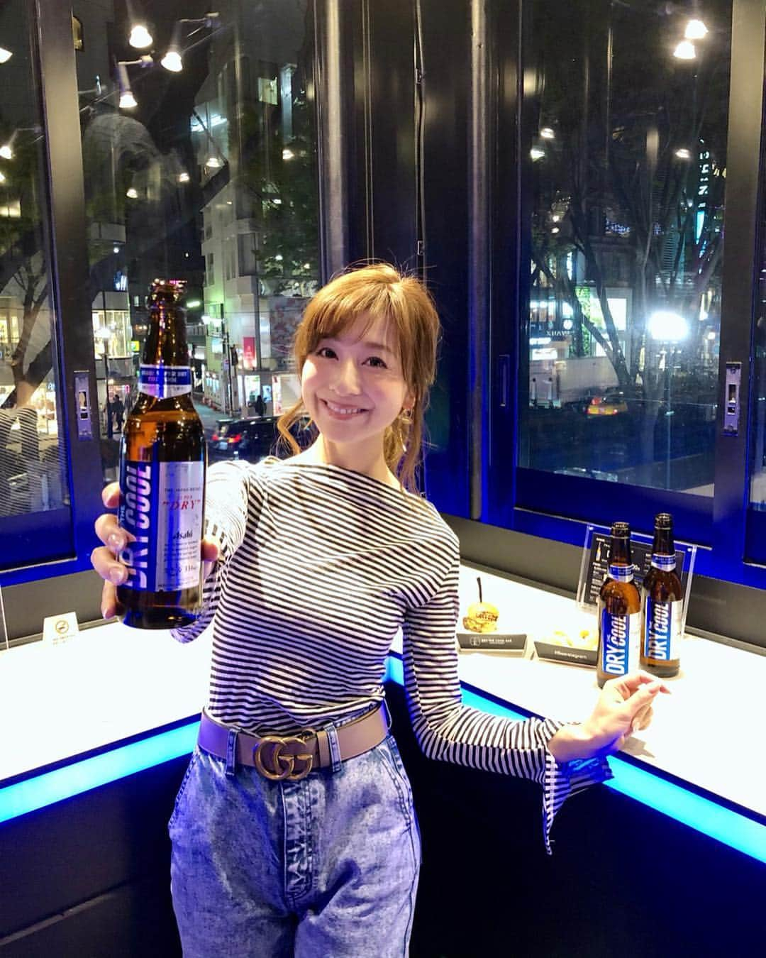 水野佐彩さんのインスタグラム写真 - (水野佐彩Instagram)「・ かんぱーい🍻🍻🍻 もう、最っっ高に美味しい❣️ ウマイ❣️って言いたい❣️笑・ ・ アサヒの新商品 「DRY THE COOL」のポップアップストア DRY THR COOL BAR inspired by Instagramへ🍺 Instagramの世界観をテーマにした店内で Instagram社にあるミニルームをベースにした オリジナルフォトブースもあったりと DRY THE COOLと一緒に楽しめる 体験型のスペースになってます👀🍺 瓶からぐびっと飲むDRY THE COOLは キリッとスッキリとした美味しさ🤤💕 オリジナルのハンバーガーやポテトと 相性が抜群でした🍔🍟🍻 (もう最高に大好きな組み合わせ❤️笑) 表参道のベーカリーカフェ426で 4/12（金）～6/30（日）まで開催中🍻 GWもあることだし みなさんぜひ行ってみて下さいね🍺❤️ ちなみに。 お洋服はトップスがvalmuer、デニムはlilybrownです🐖 #drythecool #drythecoolbar #inspiredbyInstagram #Instagram #openyourstyle #beerstagram #beer #superdry #beergirl #beerlovers #PR  #アサヒビール #ドライザクール #ドライザクールバー #インスタグラム  #インスタ映え #表参道 #原宿 #スーパードライ #ビアスタグラム  #ビール部  #ビール女子 #ビール好きと繋がりたい @drythecool_bar」4月12日 19時01分 - saaya_mizuno