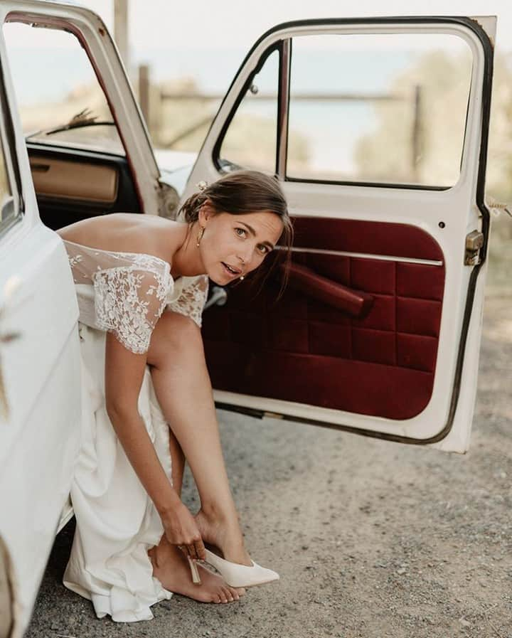 Repettoさんのインスタグラム写真 - (RepettoInstagram)「#regram @charles_seguy_weddings "L'Amour en Simca 1000". Une nouvelle histoire à retrouver sur le blog. 📲 www.charlesseguy.com * * * #weddingbrittany #ceremonielaique #photographemariagebretagne #bretagne #weddinginspiration #weddingphotographer #intimatewedding #destinationbretagne #sinspirersemarier #frenchweddingphotographer #blogmariage #love」4月12日 19時01分 - repettoparis