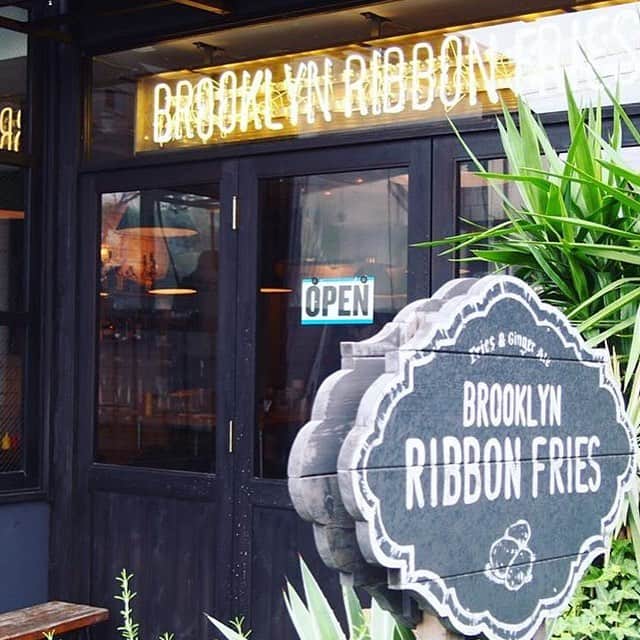 FOOD&COMPANYさんのインスタグラム写真 - (FOOD&COMPANYInstagram)「. . Brooklyn Ribbon Fries  ジンジャーシロップ テイスティング 2019.04.14 11:00-18:00 . ※日時変更になりました※ @学大店 .  こんにちは！季節の変わり目だからか、少し不安定な天気がつづきますね。  あたたかくなる予報の今週末13日(土)は、学大店にてBrooklyn Ribbon Friesさんをお迎えして、特製ジンジャーシロップのテイスティングを行います。  生姜の味わいとすっきりとした甘さが魅力のジンジャーシロップ。ソーダはもちろん、ミルクや紅茶で割るとまた違った味わいになります。他にはピクルスなどのお料理にも使える万能シロップを、この機会にぜひお試しください。  ポカポカ暖かい週末のお散歩がてら、ぜひお立ち寄りください。みなさまのお越しをお待ちしております！ . . ※13日開催の予定でしたが、諸事情により14日開催に変更となりました。申し訳ございません。  #foodandcompany #フードアンドカンパニー #ブルックリンリボンフライ #ジンジャーシロップ #学芸大学 #学大」4月12日 19時01分 - foodandcompany_grocery