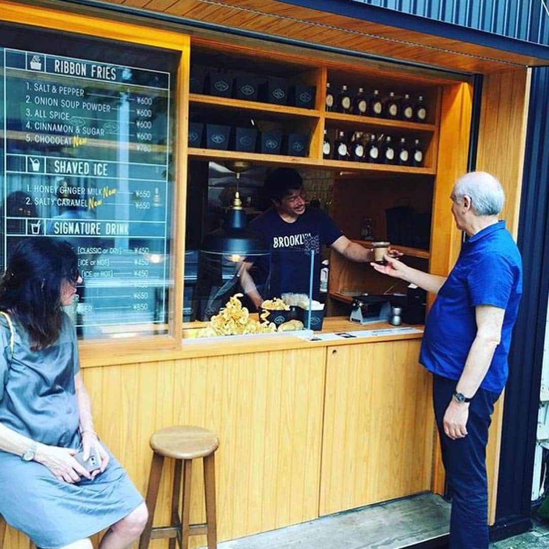 FOOD&COMPANYさんのインスタグラム写真 - (FOOD&COMPANYInstagram)「. . Brooklyn Ribbon Fries  ジンジャーシロップ テイスティング 2019.04.14 11:00-18:00 . ※日時変更になりました※ @学大店 .  こんにちは！季節の変わり目だからか、少し不安定な天気がつづきますね。  あたたかくなる予報の今週末13日(土)は、学大店にてBrooklyn Ribbon Friesさんをお迎えして、特製ジンジャーシロップのテイスティングを行います。  生姜の味わいとすっきりとした甘さが魅力のジンジャーシロップ。ソーダはもちろん、ミルクや紅茶で割るとまた違った味わいになります。他にはピクルスなどのお料理にも使える万能シロップを、この機会にぜひお試しください。  ポカポカ暖かい週末のお散歩がてら、ぜひお立ち寄りください。みなさまのお越しをお待ちしております！ . . ※13日開催の予定でしたが、諸事情により14日開催に変更となりました。申し訳ございません。  #foodandcompany #フードアンドカンパニー #ブルックリンリボンフライ #ジンジャーシロップ #学芸大学 #学大」4月12日 19時01分 - foodandcompany_grocery