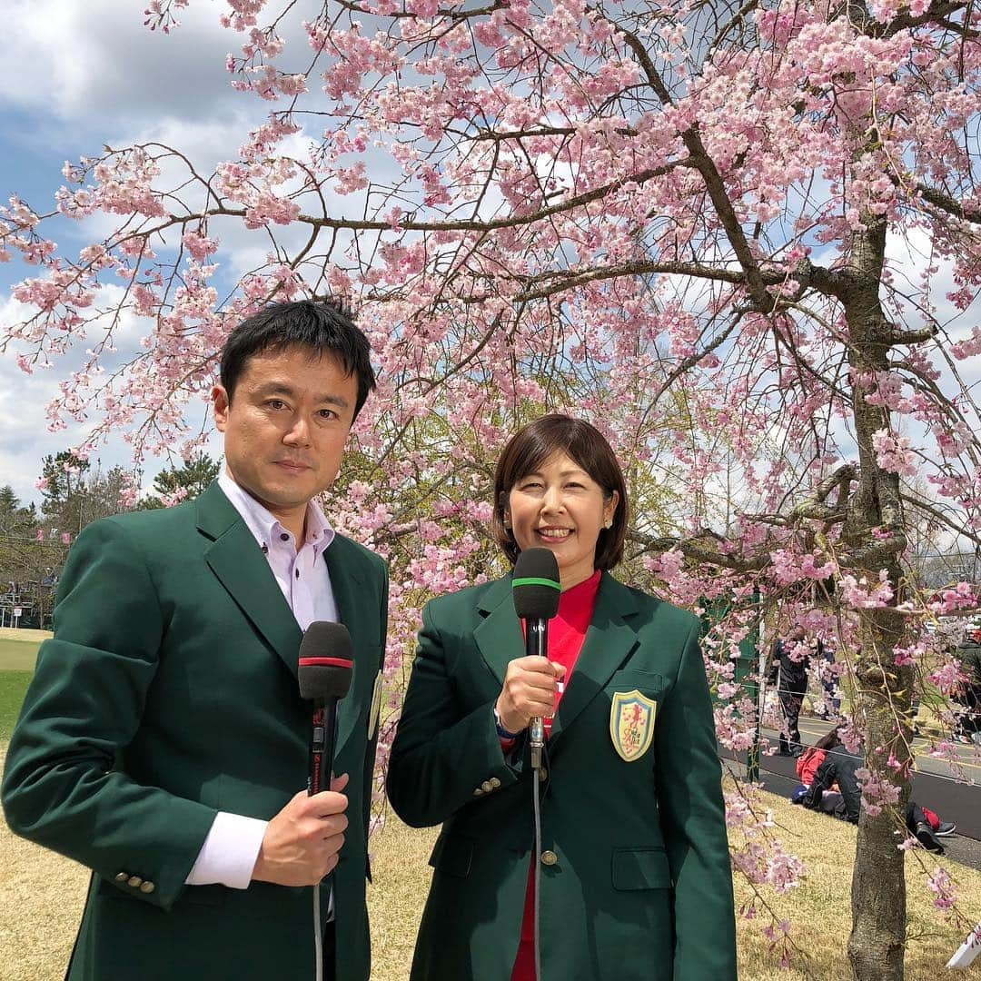 本野大輔さんのインスタグラム写真 - (本野大輔Instagram)「スタジオアリス女子オープン。初日の生中継が終わりました。  写真は、解説、元賞金女王の村口史子プロとの一枚。放送は山崎千佳代プロのラウンド解説と共に送りしました。  明日は、読売テレビで14時からゲストに赤星憲広さん、ラウンド解説に馬場ゆかりプロをお迎えして生中継でお送りします！  花屋敷は桜満開です！ 私は3日連続の実況です。 どうか、何卒、是非ご覧ください！  #桜 #満開 #しだれ桜 #スタジオアリス女子オープン #スタジオアリス #ゴルフ #花屋敷 #女子ゴルフ #生中継 #赤星憲広 #村口史子 #山崎#本野大輔 #アナウンサー #実況 #読売テレビ #生中継」4月12日 19時06分 - daisuke.motono_ytv