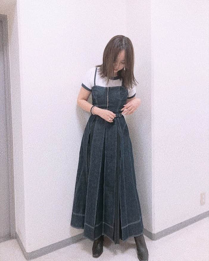 のインスタグラム：「・ @casa_fline のデニムワンピース 💙 タートルに合わせても可愛かったけど  あったかくなってきたから Tシャツ合わせ ！ ジャケット羽織っても 可愛かった〜 🤤💭 #casafline #カーサフライン #フロントホックデニムロングワンピース」