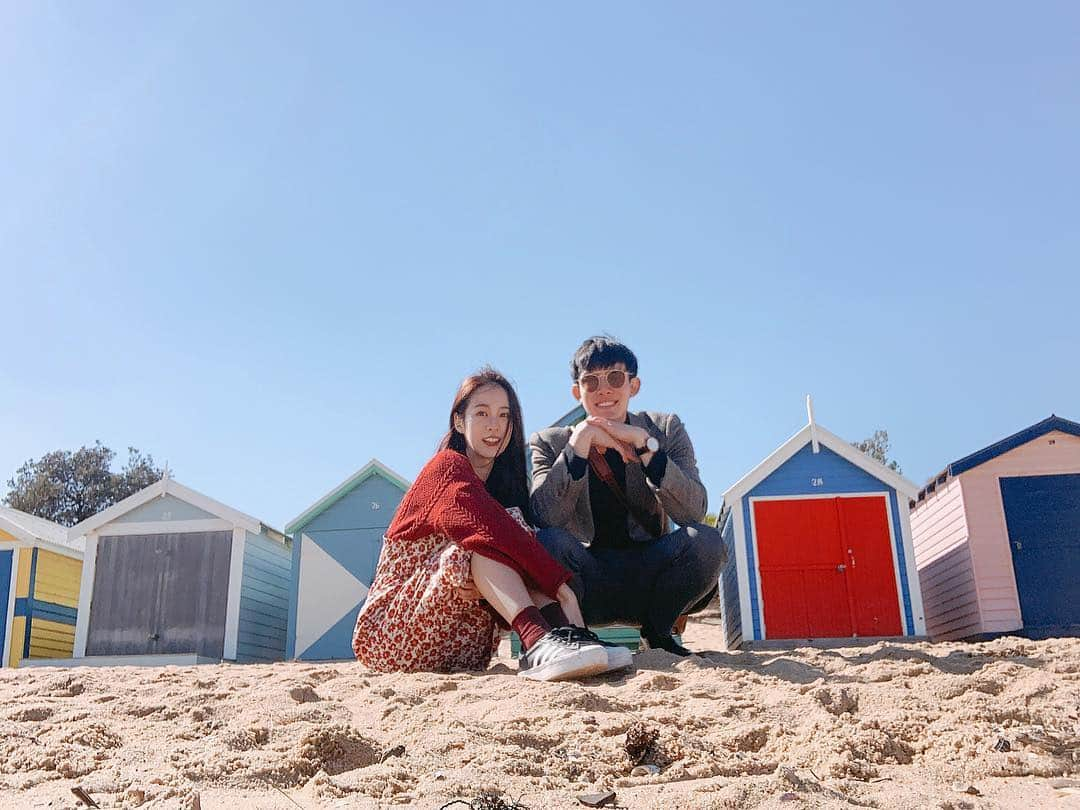 PIMTHAさんのインスタグラム写真 - (PIMTHAInstagram)「These brighton's beach boxes looks brighter than our future 😂😂😂 🌈 @abchuthai」4月12日 19時06分 - pimtha