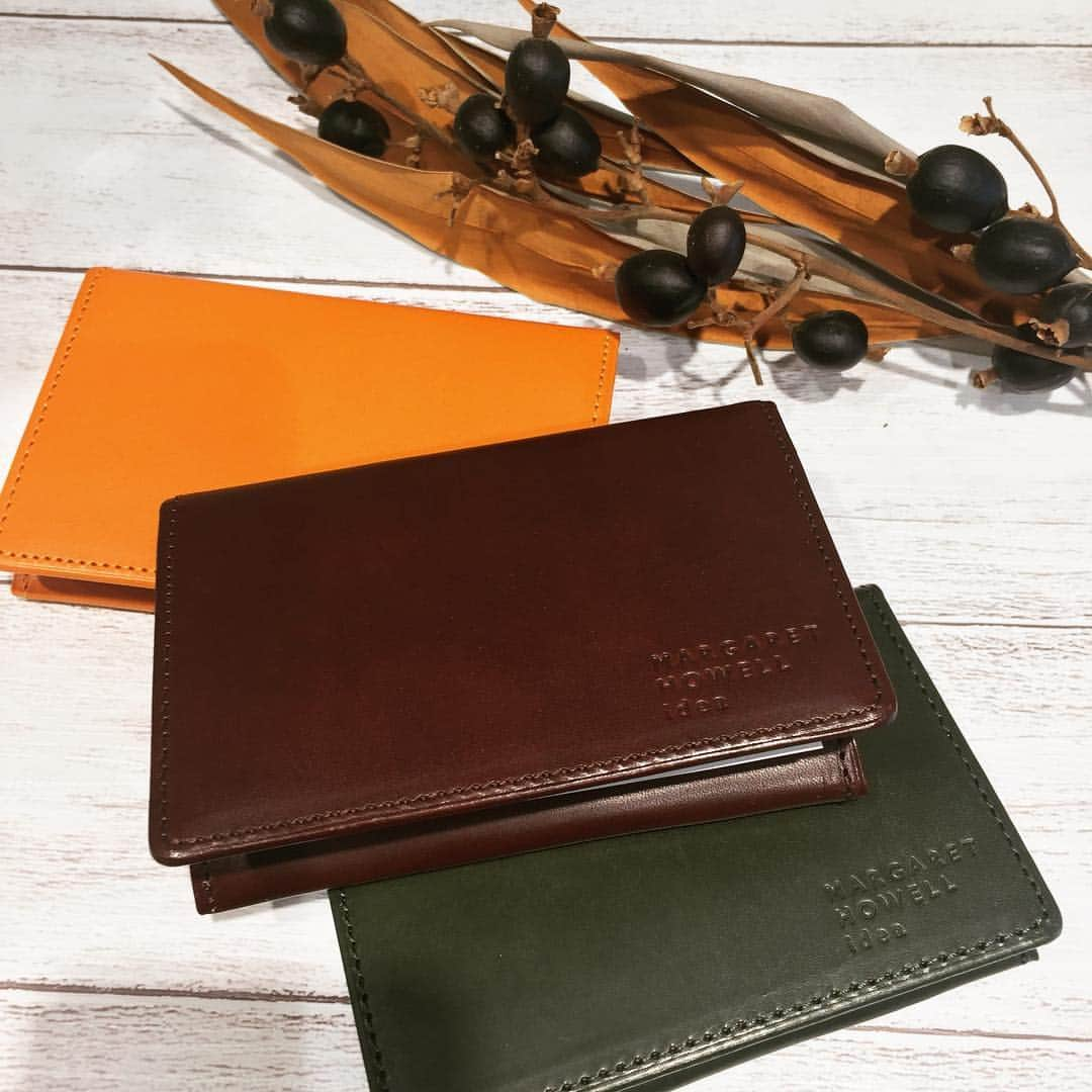 バッグ通販TORATOのインスタグラム：「＜MARGARET HOWELL idea＞ Card Case /MTR/GRN/CHO/BLK ￥9,720 ▼TORATO @torato.jp  #torato #cardcase #compact #margarethowellidea #vegitabletannedleather #leathergoods #mustard #green #choco #black #19ss #harajuku #tokyo #fashion」