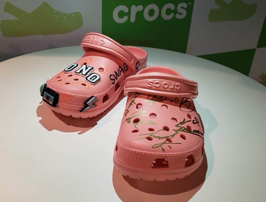 のインスタグラム：「昨日行われたCrocs×ONE N’ ONLYのスペシャルイベント。  会場にお越しいただいたみなさん、そしてInstagram Liveでご覧になったみなさん、本当にありがとうございました!  ここで新たなお知らせをお届けします。イベント時にメンバー全員がサインをしたオリジナルCrocsを、抽選で1名様にプレゼントすることが決定しました!  応募方法はこちら。 １．Crocsの公式Instagramをフォロー。 @crocsjp https://www.instagram.com/crocsjp/ ２．みなさんがお持ちの、お気に入りのCrocsを撮影。 ３．ハッシュタグ #crocsonenonly をつけてInstagramで投稿。  締め切りは4/21(日)23:59まで。 当選者には4/26(金)までに、Crocs公式InstagramからDMでご連絡します。  ご応募、お待ちしています!  #crocsonenonly #クロックス #ONENONLY #ワンエン #EBiSSH #SBC」