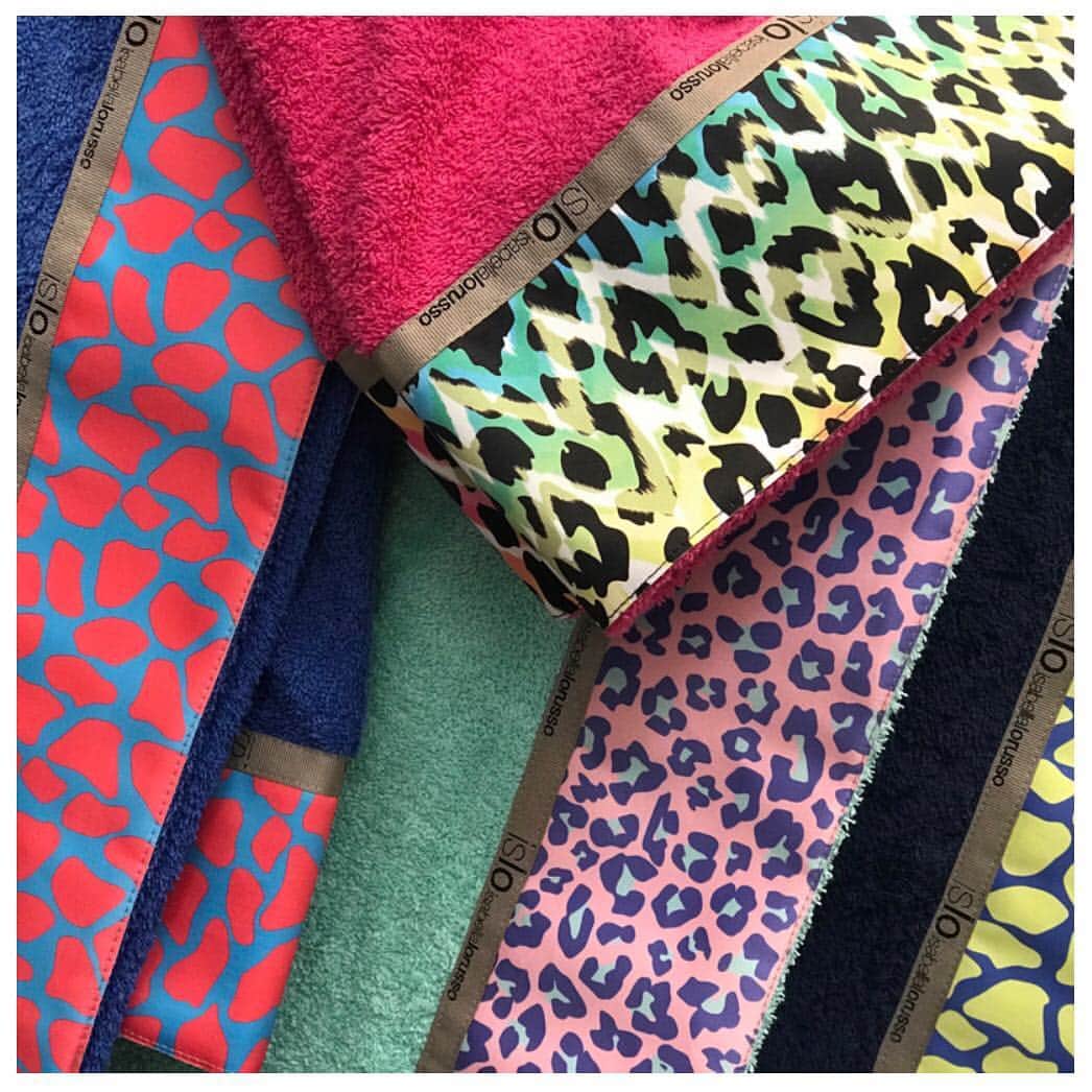 のインスタグラム：「#islo #isloisabellalorusso #isloshoes #accessori #telomare #spugna #raso #print #giraffa #macu #animalier #color #vogliadicolore #vogliadestate #lime #blu #fucsia #tiffany #fashion #style #logo #shopping #shoponline #shoppingonline #madeinitaly #newentry #staytuned」