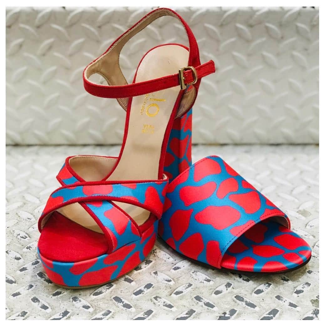 イズロさんのインスタグラム写真 - (イズロInstagram)「#islo #isloisabellalorusso #isloshoes #shoes #sandals #sandali #flat #tacchi #tacchialti #gethigh #highheels #raso #print #giraffa #color #vogliadicolore #vogliadestate #corallo #azzurro #fashion #style #shopping #shoponline #shoppingonline #madeinitaly #newentry #staytuned」4月12日 19時13分 - islo_isabellalorusso
