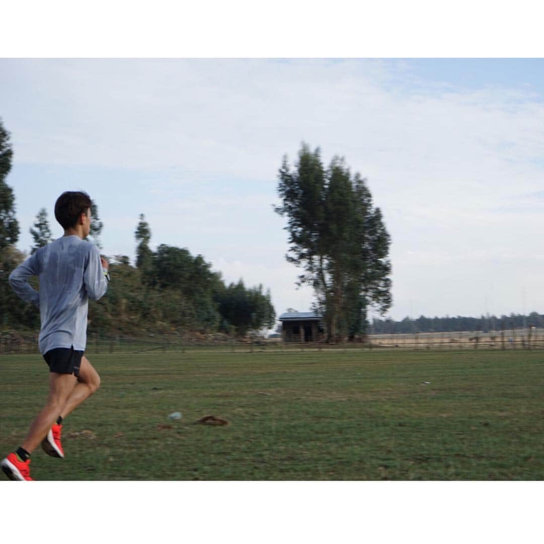 神野大地さんのインスタグラム写真 - (神野大地Instagram)「大草原を走る”大地”！🏃‍♂️🇪🇹笑 #エチオピア合宿 （大回りで8kmとれます）」4月12日 19時15分 - daichi_0913