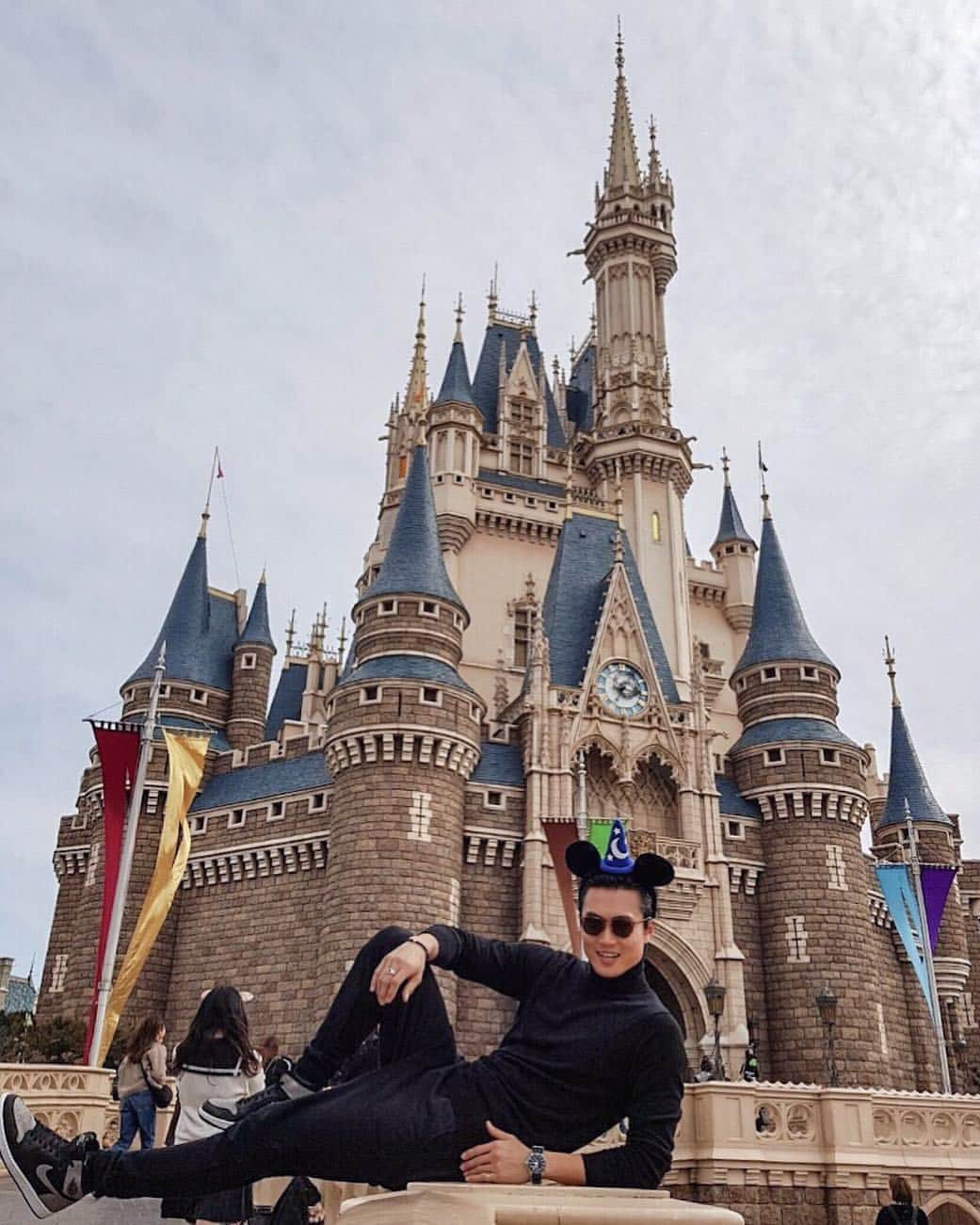 のインスタグラム：「Where is Minnie Mouse?🧚‍♂️ 夢の国でした😂  #disneylandtokyo #dream #island #mickeymouse #ディズニーランド #夢の国 #でも #値段は #現実的 #ま #楽しいからいいか」