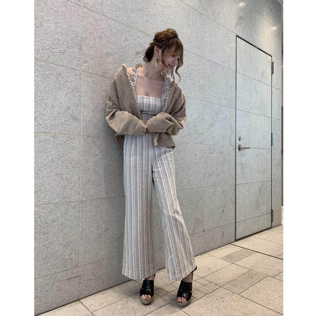 加藤雛のインスタグラム：「最近寒すぎませんか、 もう少し暖かくなってほしい〜  この服はWebstoreと 西銀座デパートB1でgetできるよ😌 @to_the_sea_hawaii」
