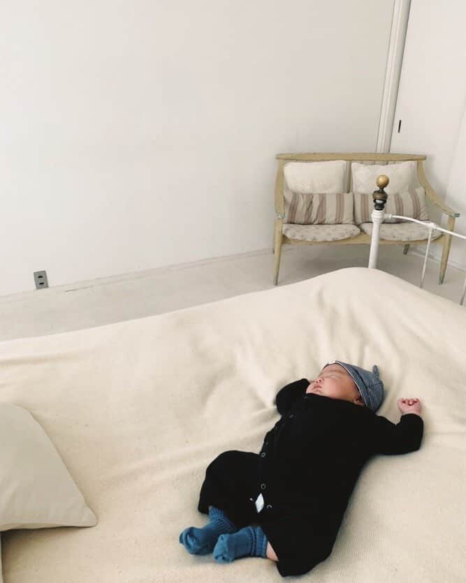 柏木作夢さんのインスタグラム写真 - (柏木作夢Instagram)「息子がどうやら今日は朝からハウススタジオで妻と一緒に撮影だったらしい。  どうやらずっと寝ていたらしい。  いいね。  #赤ちゃんのいる生活」4月12日 19時34分 - samukashiwagi