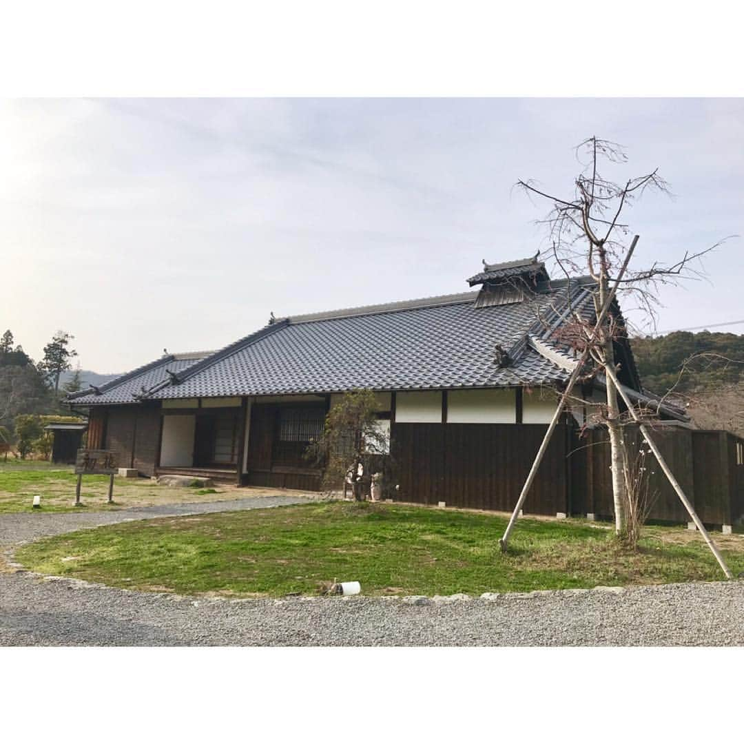 塚田文さんのインスタグラム写真 - (塚田文Instagram)「今回は和歌山県の桜  3月末の開花発表のほぼ直後に岩出市の桜の名所“根来寺(ねごろじ)”へ出かけたものの…早過ぎた😥  全く咲いておらず…根来寺前にある築100年程の古民家カフェ“初花”でお茶をして場を濁す🍵。でもこのままでは帰れないっ！と、和歌山城までひとっ走り🚗💨 夕焼けに照らされる和歌山城と、咲き始めた桜のコラボレーションが見られた✨  それから2週間ほど後、テレビ和歌山出勤前に小さな公園で寄り道。  満開の桜を独り占めして出勤しましたとさ🤗✨ 根来寺の桜…見たかったなぁ😅  #2019年桜 #和歌山県 #岩出市 #根来寺 #和歌山城 #テレビ和歌山 #小さな公園の桜 #滑り台  #japantrip #japantravel #wakayama #iwadecity #negoroji #oldjapanesestylehousecafe  #cherryblossom」4月12日 19時28分 - tsukadaaya1976