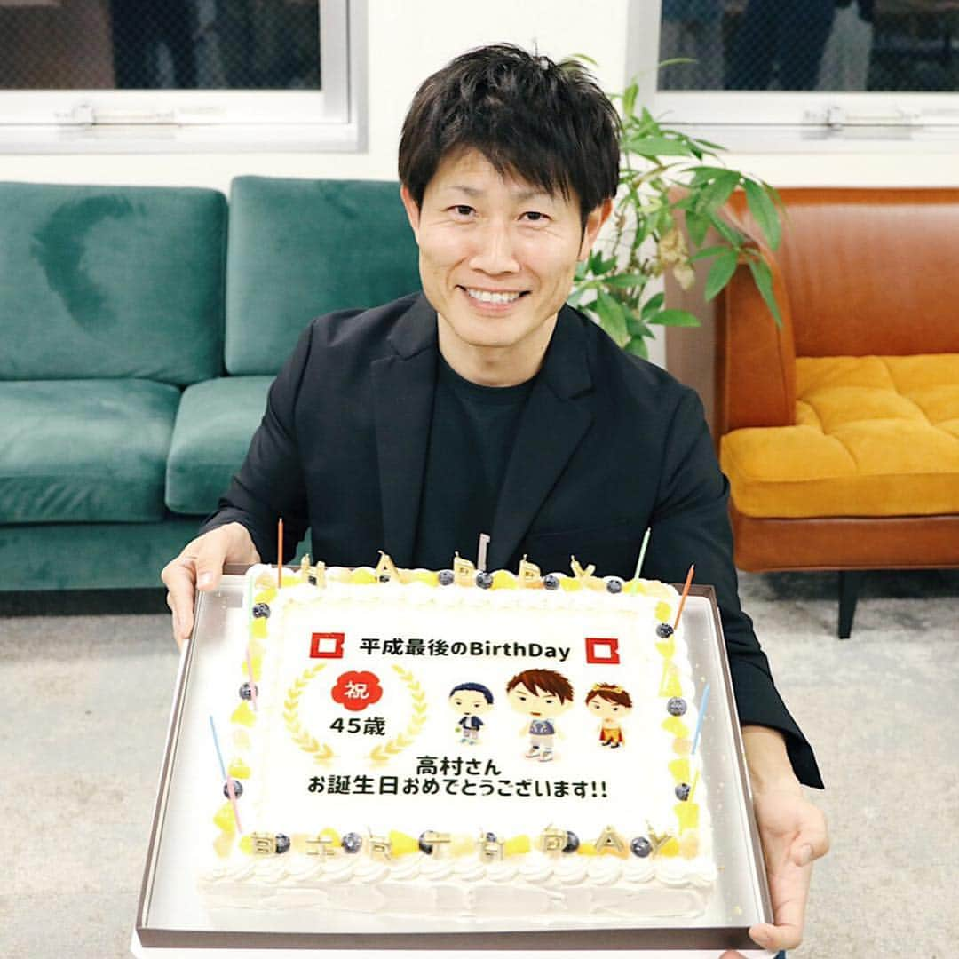 株式会社サイバー・バズさんのインスタグラム写真 - (株式会社サイバー・バズInstagram)「🎉🎊高村社長お誕生日🎊🎉 . 先週、高村社長が45歳のお誕生日を迎えました！ おめでとうございます！！！ . 社員からは、サプライズムービー（TikTokで撮影！！）と ケーキのプレゼントを贈りました🥳🎶 ケーキは食べるのがもったいないくらい豪華でかわいいデコレーションでしたよ★ . 素敵な1年をお過ごしください😊✨ #HBD#cake#happy#誕生日プレゼント #誕生日メッセージ #TicTok #動画#誕生日ケーキ #似顔絵 #似顔絵ケーキ #オーダーケーキ #20卒 #就活  #pr #インフルエンサー #マーケティング #インフルエンサーマーケティング #ベンチャー企業 #新卒採用 #就活 #就職活動 #19卒 #内定者 #内定者アルバイト #インターン #businessman #東京 #渋谷 #tokyo #shibuya」4月12日 19時35分 - cyberbuzz_style