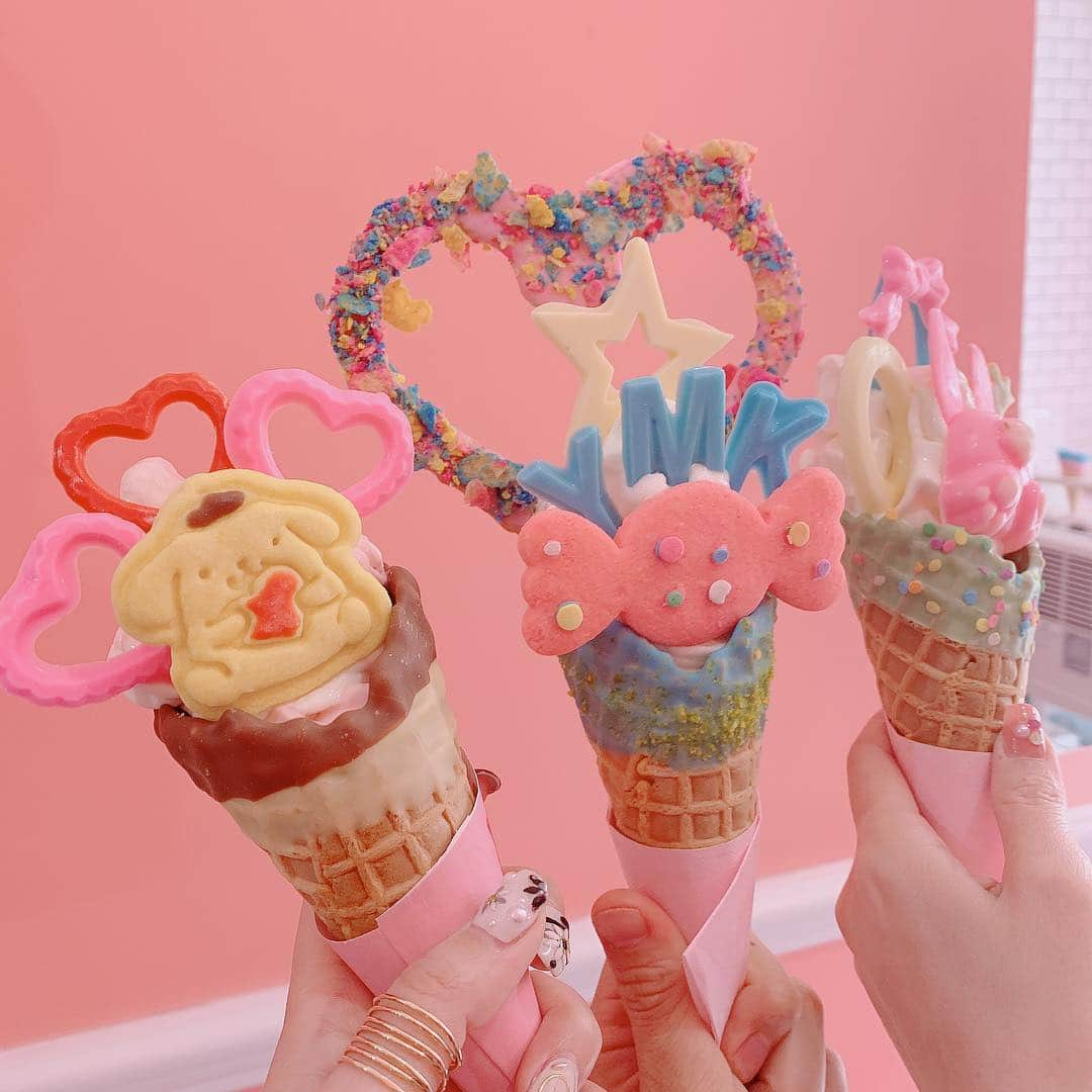 梅野舞さんのインスタグラム写真 - (梅野舞Instagram)「お気に入りアイスクリームショップ♡  @eddys_ice_cream_  大好きなポムポムプリン登場で 迷わずプリンちゃんに💋  追加でハートのチョコレート♥️ 今日のボーイズカジュアルな感じと プリンちゃん このギャップ🤩でキャップ🧢  #eddysicecream #hub_eddysicecream #pr#アイスクリーム#カスタム#オリジナル#原宿#サンリ#ポムポムプリン #fashion #キャップコーデ#ootd #sweets#instagood #instasweets#instafashion」4月12日 19時39分 - mai.umeno