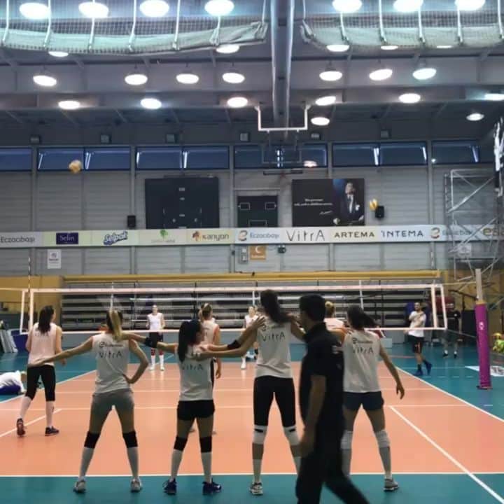ギュルデニズ・オナルのインスタグラム：「Beraber yürüdük biz bu yollardaaaaa 🧡🖤 #ponçikler #manşetmaçı」