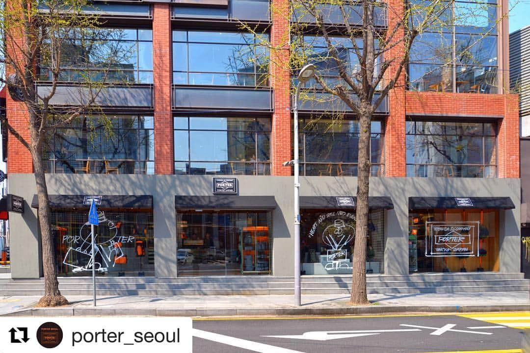 PORTER STANDさんのインスタグラム写真 - (PORTER STANDInstagram)「#Repost @porter_seoul with @get_repost ・・・ 韓国3号店目となるコンセプトショップ「PORTER SEOUL GAROSU（カロス）」が、ソウル・新沙洞（シンサドン）の街路樹通り（カロスキル）にオープンいたしました。  PORTER SEOUL GAROSU オープン：4月12日(金) 住所：1F 6, Apgujeong-ro 12-gil, Gangnam-gu, Seoul 営業時間：AM10:30 ～ PM10:00  韓国にお住いの方はもちろん、ご旅行や出張などでお近くにお越しの際は是非お立ち寄りください。 皆様のご来店をスタッフ一同心よりお待ちしております。  #yoshidakaban #porter #luggagelabel #porteryoshida #吉田カバン #ポーター #porteryoshida #madeinjapan #japan #porterflagshipstore #porterstand #kurachikabyporter #potr #korea #seoul #garosugil #garosu #porterseoul  #코리아 #서울 #가로수길 #포터 #포터서울 #요시다가방」4月12日 19時38分 - porter_stand