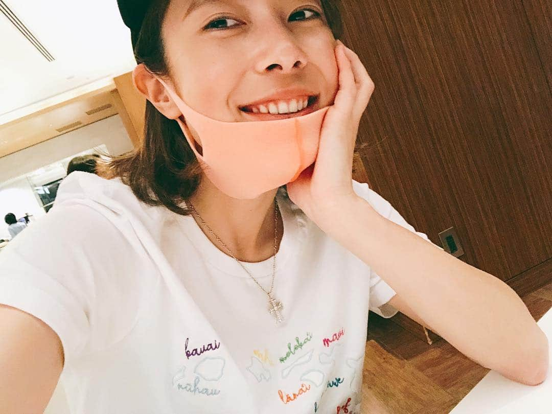 黒澤まさ美さんのインスタグラム写真 - (黒澤まさ美Instagram)「. どこ行くかバレバレの#Tシャツ で行ってきます🌴🌊🌺🌈 . #departure  #airport #narita #selfie #smile #happy #nomakeup  #ひとりたび #ひとりっぷ #安定のすっぴん #早朝から動きまくって #今からガブガブ飲んで #機内は寝ます」4月12日 19時40分 - masami_kurosawa