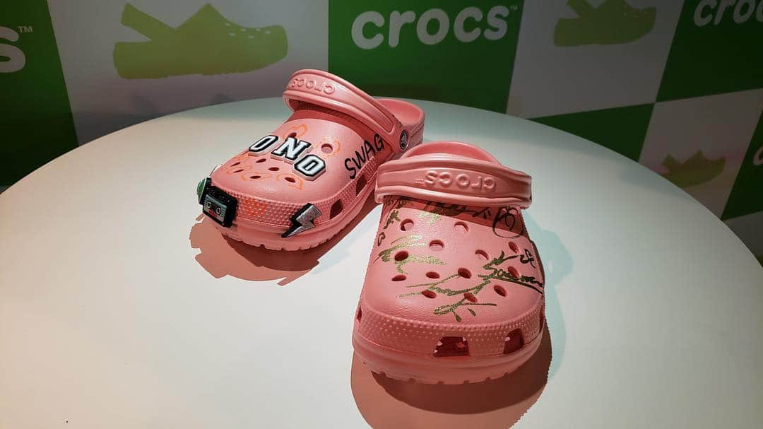 さとり少年団のインスタグラム：「昨日行われたCrocs×ONE N’ ONLYのスペシャルイベント。  会場にお越しいただいたみなさん、そしてInstagram Liveでご覧になったみなさん、本当にありがとうございました！  そして今日は、更なる素敵なお知らせをお届けします。  なんと、イベント時にメンバー全員がサインをしたCrocsを、抽選で1名様にプレゼントすることが決定しました！  応募方法はこちら。 １．Crocsの公式Instagramをフォロー。 @crocsjp https://www.instagram.com/crocsjp/ ２．みなさんがお持ちの、お気に入りのCrocsを撮影。 ３．ハッシュタグ #crocsonenonly をつけてInstagramで投稿。 締め切りは4月21日（日）23:59まで。 当選者には4/26（金）までに、Crocs公式InstagramからDMでご連絡します。  ご応募、お待ちしています！ #crocsonenonly #クロックス #ONENONLY #EBiSSH #さとり少年団 #SBC」