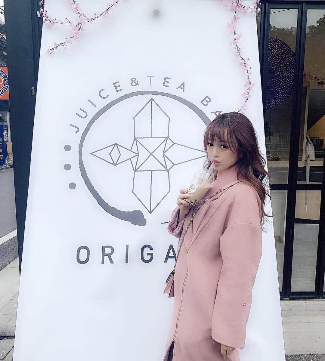 のインスタグラム：「大人のタピオカ❤️ ・ なお店、 @origami_tokyo が、本日オープン💓！！ ・ Made in japan!!!🇯🇵 素材も全て日本！ ・ 京都の宇治抹茶もめっちゃ美味しいし、 北海道ミルクを使用したものから、 珍しいメニューばかりなんだけど、 ・ 何より一番凄いのが 乳酸菌入りタピオカがあったり、 低糖質タピオカがあったり、 ・ ダイエット女子、美容に気をつけている方に 嬉しいメニューがあります💓 ・ ・ タピオカ専門店だけど、 カフェラテを頼むと、 めっちゃおもしろい反応してくれるお兄さんに会えるよ！爆笑 ・ ・ ・ オリジナルトートが、 先着100名様にもらえるらしいのでお早めにー((((･´ω`･)))) ・ ・ ・ ・ #和風タピオカ専門店 #ORIGAMIタピオカ専門店 #美容タピオカ #プロテイン入り低糖質タピオカ #メイドインジャパンタピオカ専門店 #乳酸菌入りタピオカドリンク」