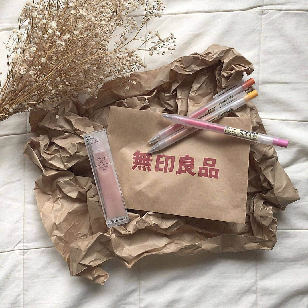 MERYさんのインスタグラム写真 - (MERYInstagram)「. シンプルで、様々なステーショナリーが揃っている『無印良品 @muji_global』。こちらのボールペンは90円でGETすることができます！ぜひ、チェックしてくださいね。 . MERYでは他にも「かわいい」に近づくさまざまな情報を発信しています。 @mery.beauty コスメ・美容に特化した情報をお届け♡ @mery_spot 話題のカフェやお出かけスポットをご紹介！ こちらもぜひチェックしてみてください！ . . photo by @38_____38 . #MERY #regram #instagram #photogenic #instagenic #instagood #instalike #muji #stationary #お花のある暮らし #文房具 #無印良品文具 #無印良品のある生活 #無印良品コスメ #新学期 #学生 #新生活 #シンプル #置き画くら部 #置き画 #リップ #コスメ #ボールペン #ステーショナリー #筆記用具 #無印良品 #お洒落さんと繋がりたい #お洒落  #MERY女子 #メリー」4月12日 19時45分 - mery.jp