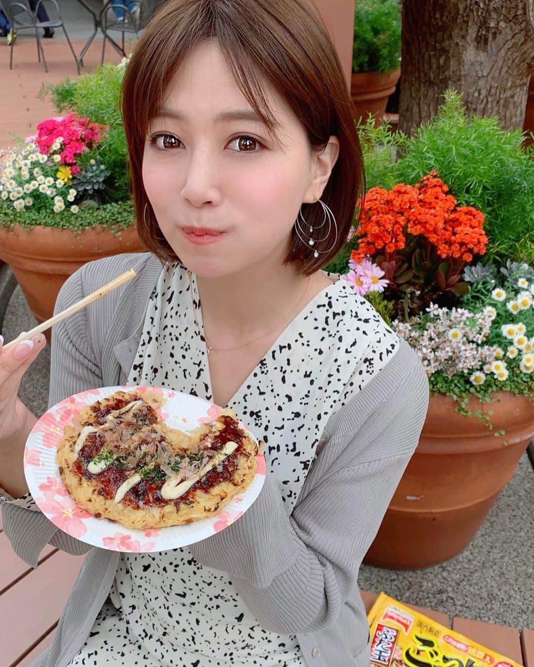 石井里奈さんのインスタグラム写真 - (石井里奈Instagram)「こんばんは🥰❤️ . 今夜は里奈ログ😋😋🌸✨ . 今日のランチはぶた玉のお好み焼き😚✨🌸 . 実はこれごっつ旨いシリーズの冷凍食品🥺❣️会社のレンジでチンして作りました🙆‍♀️🙆‍♀️ . 1袋にお好み焼きはもちろん、ソース、マヨ風ソース、鰹節、青のりも全部はいってるから、レンジで簡単に本格お好み焼きが食べれちゃうの😝💕✨ . キャベツもの食感もシャキシャキだし、 生地もふわふわでお昼から幸せランチタイム😋❤️ . 今5/2まで #祝ごっつの日 を付けて、ごっつ旨いシリーズの商品と一緒に写っている写真や動画を投稿するとプレゼントがあたるみたいなので、早速応募🙋‍♀️笑 . 他にも色々キャンペーンしてるみたいで私はバーコードを3つ集めて、たこ焼抱き枕も狙ってます😘😘🐙笑 . 平成最後にみんなもキャンぺーン応募してみてね🥰✨今週もお疲れ様でした❤️ . #りなまるグルメ#グルメ #food #instafood #お好み焼き #豚玉 #ランチ #lunch #大阪グルメ #osaka #ごっつ旨い #okonomiyaki #冷凍食品 #簡単レシピ #お昼ごはん #大阪グルメ #関西 #関西グルメ #たこ焼き #鉄板焼 #肉 #肉好き #meat #happy #smile #ランチタイム #テラスランチ #ピクニック #お弁当」4月12日 19時46分 - ri7tin1025