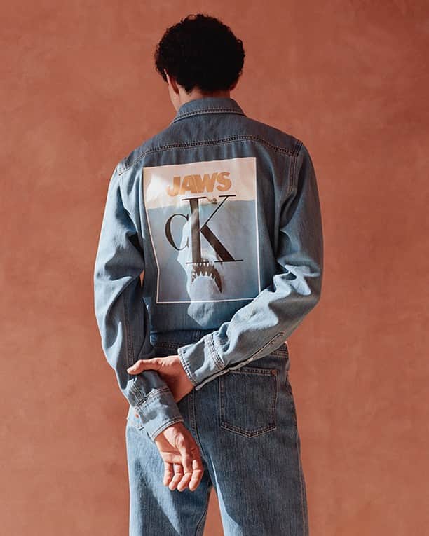 MR PORTERのインスタグラム：「The denim shirt hasn’t deviated much from its original template over the years simply because there’s no need to fix something that isn’t “broke”. You can, however, have fun with it. Head to the link in bio for the eight ways we're wearing denim this spring. ⁣ -⁣ 🛒 Jaws Printed Denim Shirt (1132253) @calvinklein and Denim Jeans (1114037) @maisonmargiela. #MRPORTER」