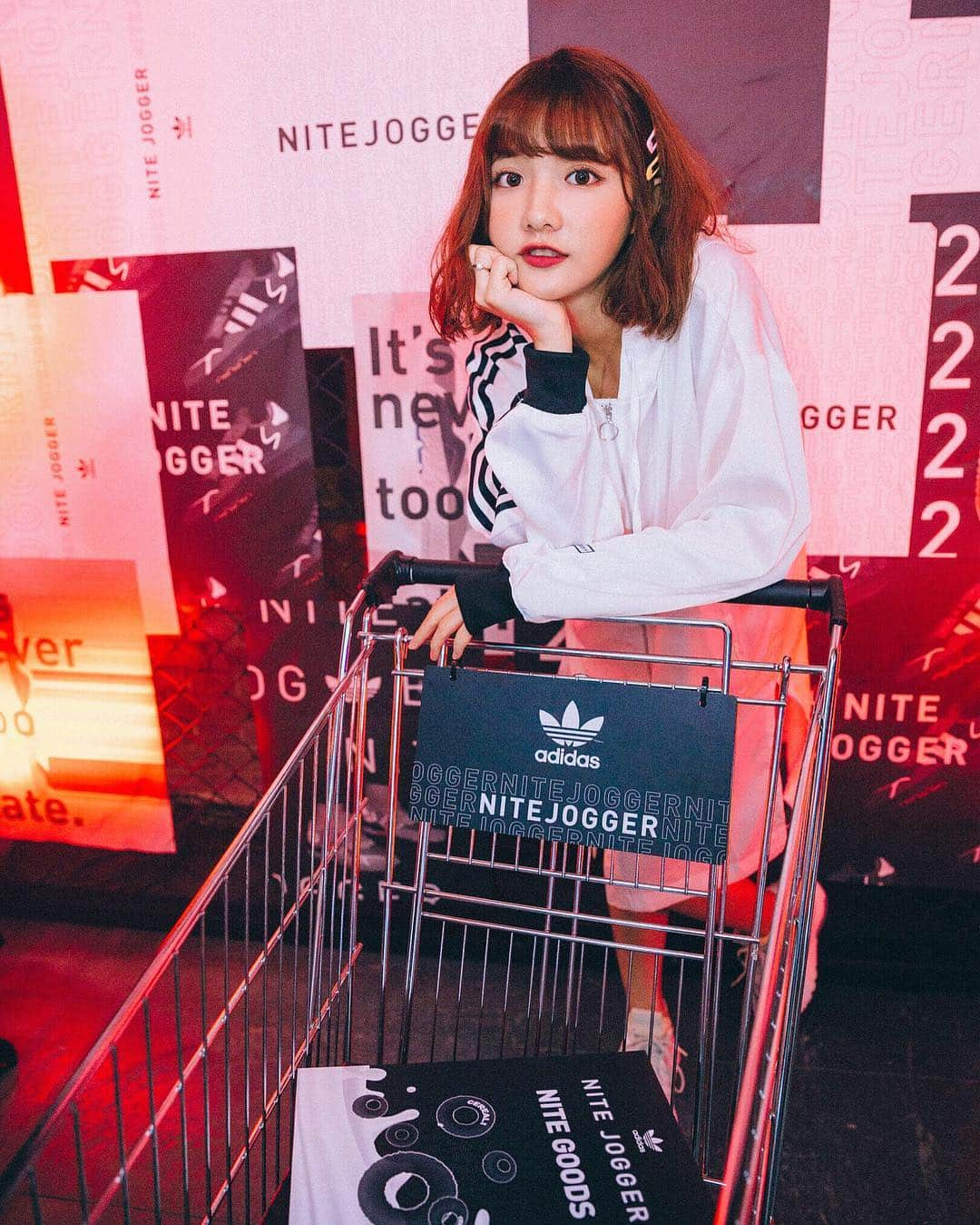 Ninaさんのインスタグラム写真 - (NinaInstagram)「帶寶寶👶🏻去逛最潮的超市😼 #adidasoriginals #nitejogger  #主宰黑夜」4月12日 20時00分 - ninaxxya