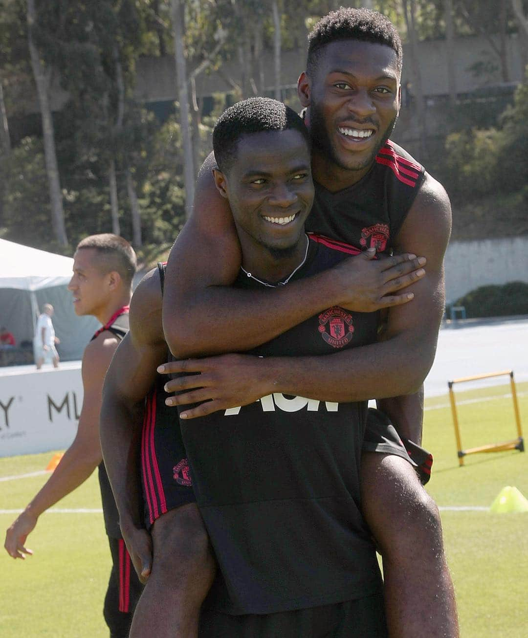 マンチェスター・ユナイテッドさんのインスタグラム写真 - (マンチェスター・ユナイテッドInstagram)「😁 @EricBailly24 is always smiling... Have a great day, birthday boy! 🎊」4月12日 20時01分 - manchesterunited