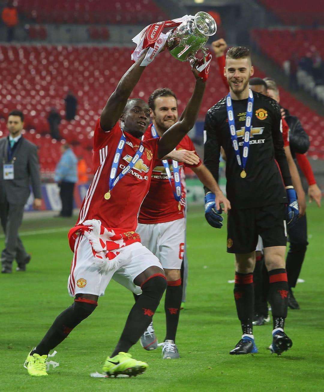 マンチェスター・ユナイテッドさんのインスタグラム写真 - (マンチェスター・ユナイテッドInstagram)「😁 @EricBailly24 is always smiling... Have a great day, birthday boy! 🎊」4月12日 20時01分 - manchesterunited