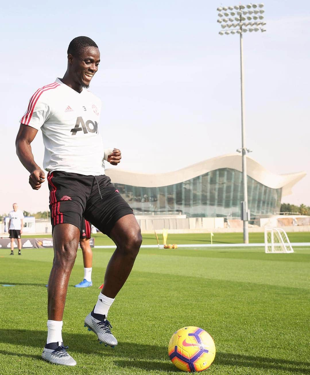 マンチェスター・ユナイテッドさんのインスタグラム写真 - (マンチェスター・ユナイテッドInstagram)「😁 @EricBailly24 is always smiling... Have a great day, birthday boy! 🎊」4月12日 20時01分 - manchesterunited