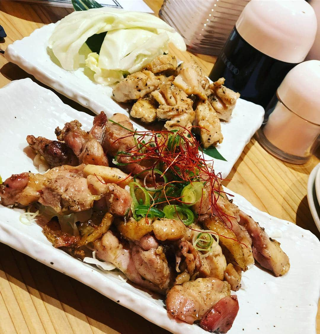 森恵さんのインスタグラム写真 - (森恵Instagram)「徳島に到着！ 阿波尾鶏を食べてLiveへのパワーをつけてます！ 4月13日(土) 会場：徳島P.Paradise 当日券もあります！ みんな遊びに来てねー！！ #徳島 #P.Paradise #弾き語りツアー #4月13日(土) #当日券」4月12日 19時53分 - morimegumi_official