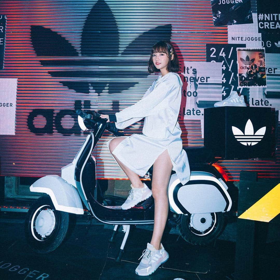 Ninaさんのインスタグラム写真 - (NinaInstagram)「腰我是沒辦法露了 只剩腿可以裝一下🤣🤣 #adidasoriginals #nitejogger  #主宰黑夜 #ninaspregnancy」4月12日 20時02分 - ninaxxya