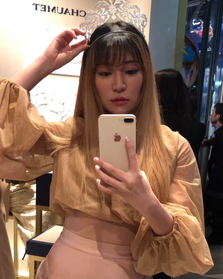 DJ mariennuのインスタグラム：「CHAUMET POPUP STORE  SWING! 現代アートと歴史へのオマージュを取り入れた作品が溢れる空間はとても素敵でした💠 ・ ・ ・ #CHAUMET  #ショーメswing #ショーメ #shibuya #tokyo #hotelkoe #accessory #ootd #nude #nudecolor #tiara」