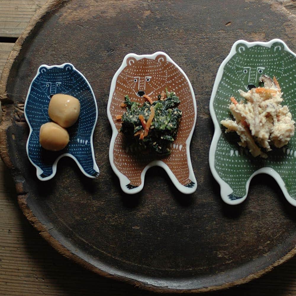 手紙社さんのインスタグラム写真 - (手紙社Instagram)「【「第15回東京蚤の市」見ているだけで気分が上がる豆皿＆箸置き】 食卓に映える、小さな芸術品の豆皿に箸置き。動物、草花が描かれたもの、手描きの模様のお皿など、眺めているだけで楽しい気持ちになるものが東京豆皿市＆箸置き市にはあります！　手に取った時、思わず頬が緩んでしまう愉快なひとつを選んでみてくださいね。 . ▶︎詳細はプロフィールのリンクより「 @tokyonominoichi 」へ ストーリーでは出店者の目玉商品を毎日紹介中！ . 【「第15回東京蚤の市」開催概要】 日程：2019年5月11日（土）、12日（日） 入場料：700円（小学生以下無料） 会場：大井競馬場（東京都品川区勝島2-1-2） . #tokyonominoichi#東京蚤の市#手紙社#手紙舎#tegamisha#vintage#antique#アンティーク#ブロカント#東京北欧市#東京豆皿市#豆皿#箸置き#mamezara#大井競馬場#赤地径#今江未央#沖澤真紀子#katakata #倉敷意匠計画室#木ユウコ#松浦コータローナオコ」4月12日 20時03分 - tegamisha