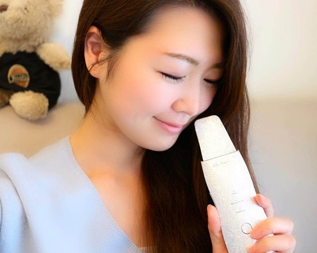 花田浩菜のインスタグラム：「キラキラはいくつになってもテンションがあがる…💕💕 . . なかなか産後はエステなども行く時間がないので化粧水をしっかりする以外放ったらかしだったお肌たちでしたが、 @the_beautools 様から提供頂いた#ロックリーンシャイン が大活躍しています✨ おうちで#ウォーターピーリング まで簡単にできる複合美顔器なんです😊😊 . . なんと1台5役！で、 ☑︎ウォーターピーリング ☑︎クレンジング洗顔 ☑︎保湿美顔 ☑︎パッティング ☑︎リフティング ができちゃいます✨ . . このカラーは日本限定なのだそうでメッキ部分がプラチナ加工されていて、可愛いだけでなく軽くて持ち歩きもできるので旅行や帰省などにも持っていけます💕 . . 特にウォーターピーリングモードが毛穴の詰まりにほんとに良くて！びっくりするほど良く取れる！しかも毎日しなくてもよく週2くらいのケアで丁度良いからズボラな私にありがたい❤️ これ、すごいところが特別なものがこれ以外に何一つ必要なく、お水や自分の使っている化粧水さえあればOK✨なのでランニングコストがかからないんです😊😊 #超音波波動 でお水がミスト化されるのが本当に感動。これによって毛穴の汚れがかきだされるのだそう🙌 ミスト化がわかりやすいようスプレータイプの化粧水をシュッとして動画で撮ってみたのですが、伝わるかな？スワイプしてみれます😊🙌 . .  #美顔器 #ザビューツールス  #PR #ピーリング #ウォーターピーリング #thebeautools #おうちエステ #ホームエステ #毛穴ケア #ママ美容 #美容好きな人と繋がりたい #スキンケア #ママライフ #l4l #happy #happydays」