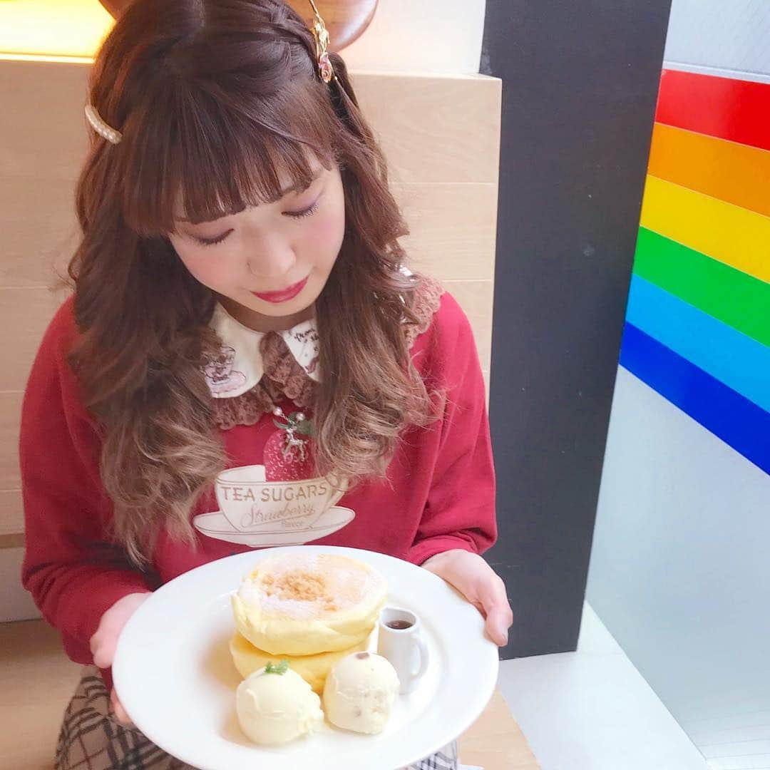 大石蘭さんのインスタグラム写真 - (大石蘭Instagram)「🌈🥞 幼馴染が東京来たので、原宿王道コース🥰 何年も気になってたんだけど初めて入った レインボーパンケーキ、めちゃ好みだった❣️ ほぼメレンゲ、みたいなのより ほどよい食べ応えあるのが好き🙆🏼‍♀️ . 幼稚園と中2では仲良かったんだけど 中3から高校時代はほとんど遊んでなかった友達なので いちばんの青春時代がすっぽり抜けてて あの頃何を考えてたとかそういう話を 今になっていっぱいするのが楽しい❣️ #女子校あるある 💒💒💒 #若い男の先生が異常にモテる #興味なさすぎていつまで居たかも覚えてない私 #その他は二次元かアイドルか俳優に走る #男装したバレー部の先輩たちがキャーキャー言われる #イジメしてた子の横に体育の先生が思いっきりボール投げつけてイジメやめさせたの名シーンすぎた #体罰ではない #プリ帳に人の恋愛事情勝手に書く個人情報ダダ漏れ #もはやプリ帳はデスノートレベルの破壊力 #未だに讃美歌歌える #なんならハレルヤをフルコーラスで歌える .  たぶん私の精神年齢中3で止まってる。 中二病が治った後の中三病である。 恐ろしいことを言うようだけど 大人の特権は、青春を上書きできることなのだ🥰 . . #レインボーパンケーキ #原宿パンケーキ #原宿カフェ #女子校育ち #福岡出身  #janemarple #harajuku #ootd」4月12日 20時06分 - wireless_ran