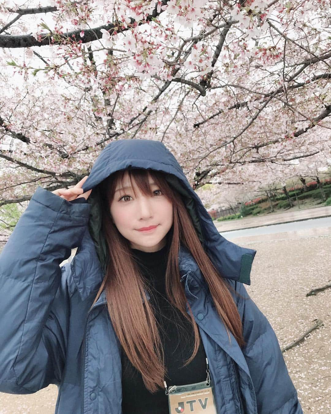 池田愛恵里のインスタグラム：「一昨日の雨と寒さにはびっくり☔️ 桜が咲いてるのにベンチコートがいるとは🤔 不思議な光景🤔 この時はまだフードがぶっとけばしのげる雨やろー☺️と思ってた。笑 試合途中で慌ててカッパ着用しました👕 . 明日はさすがにあったかいよね🌸 明日のリーグ戦も楽しみだー！ #ずぶ濡れ前の一枚笑」