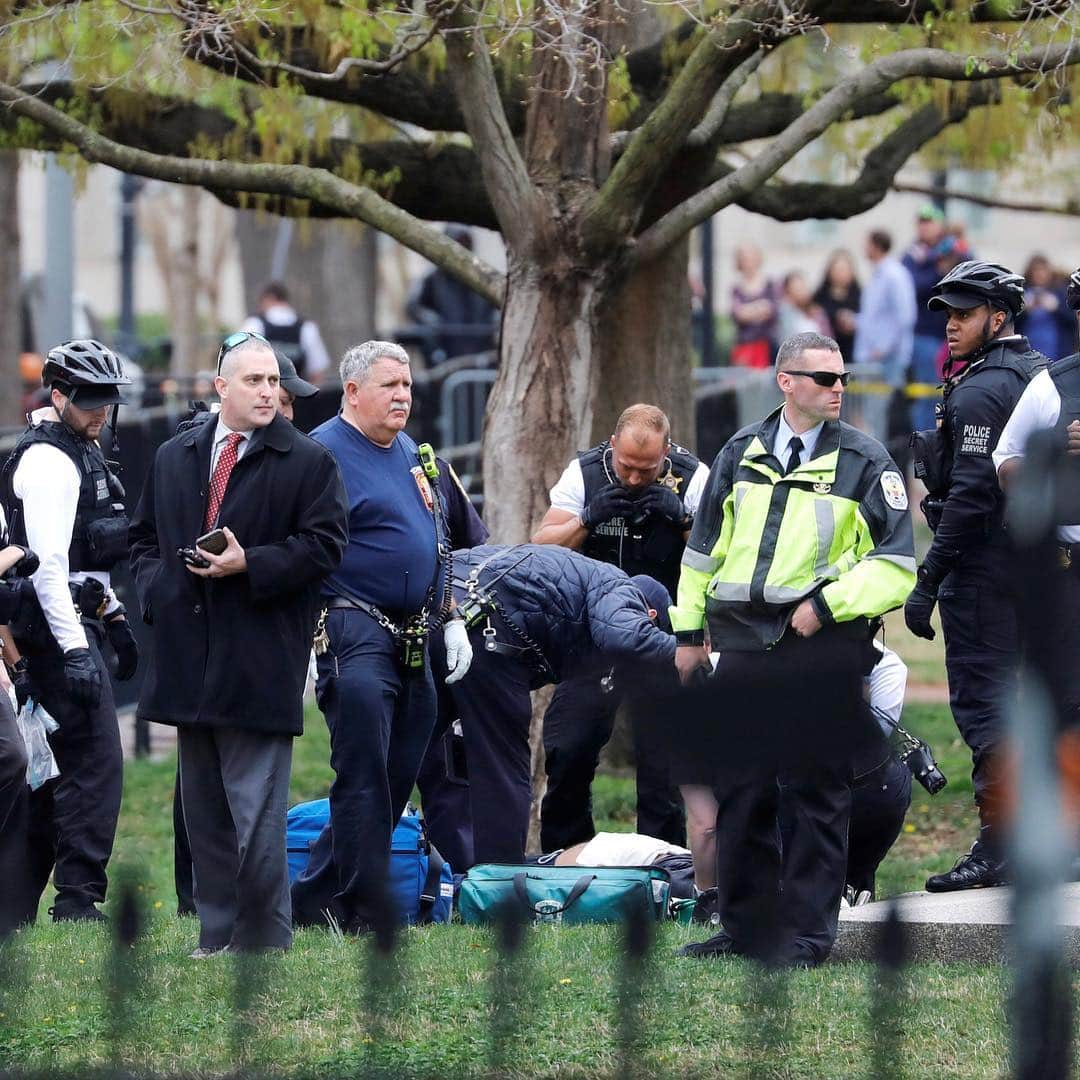 NBC Newsさんのインスタグラム写真 - (NBC NewsInstagram)「The Secret Service apprehended a man who set himself on fire Friday afternoon at the #WhiteHouse, the agency said. Click the link in our bio to read more. . 📷 Yuri Gripas / @reuters」4月13日 5時37分 - nbcnews