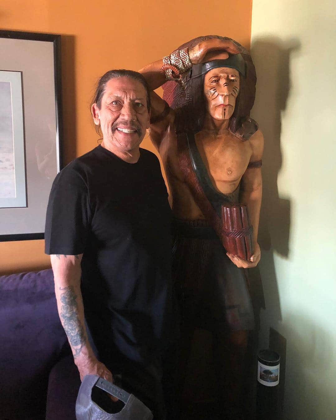 ダニー・トレホさんのインスタグラム写真 - (ダニー・トレホInstagram)「Made a new friend in Randsburg, CA. . . . #randsburg #ca #california #dannytrejo #machete」4月13日 5時33分 - officialdannytrejo