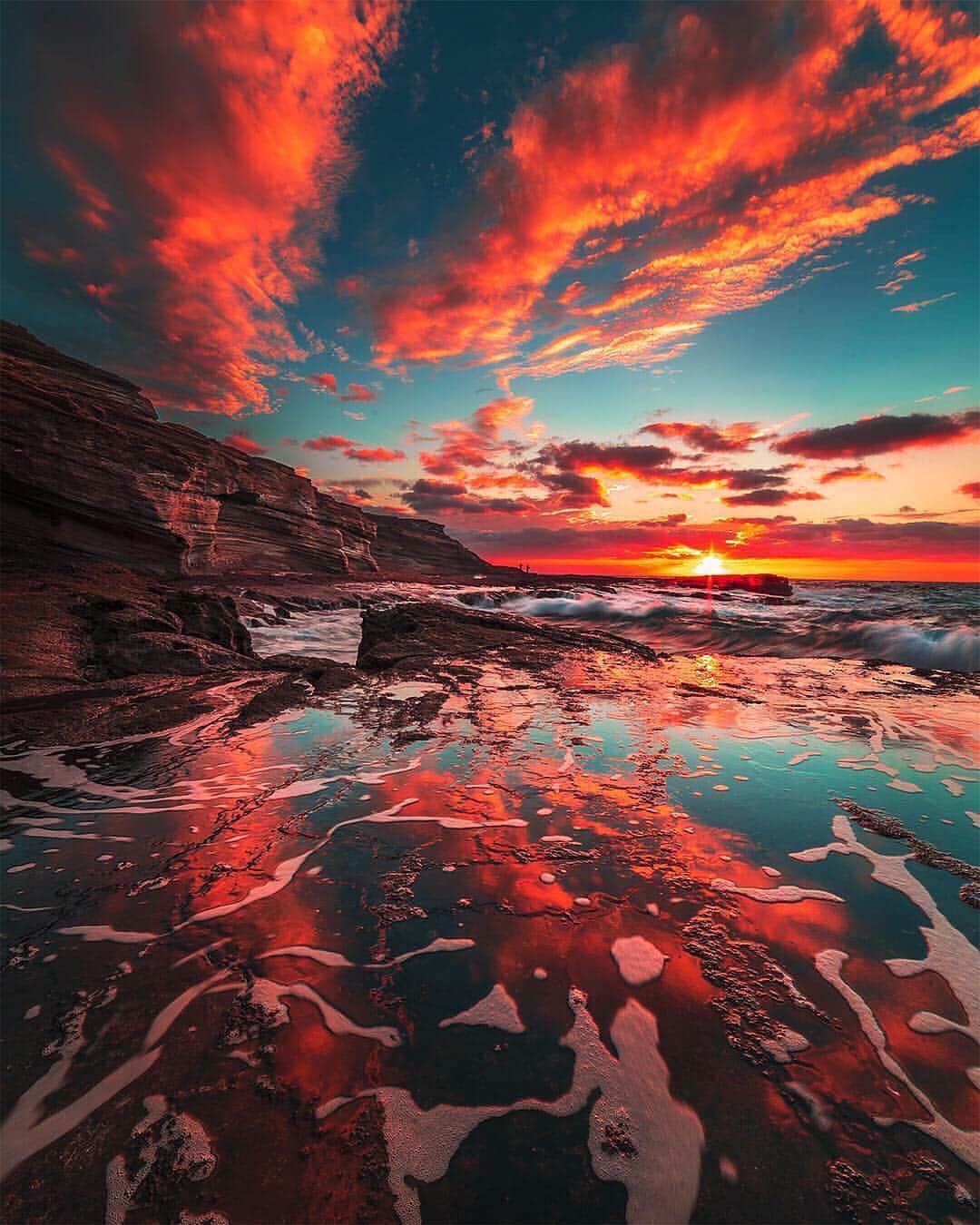 Canon Photographyさんのインスタグラム写真 - (Canon PhotographyInstagram)「A brilliant, crisp sunset from Oahu, Hawaii! WOW! Photography | @justindk_photovideo  #sunset #hawaii #oahu #oahuhawaii #reflection #reflectiongram」4月13日 5時57分 - cpcollectives
