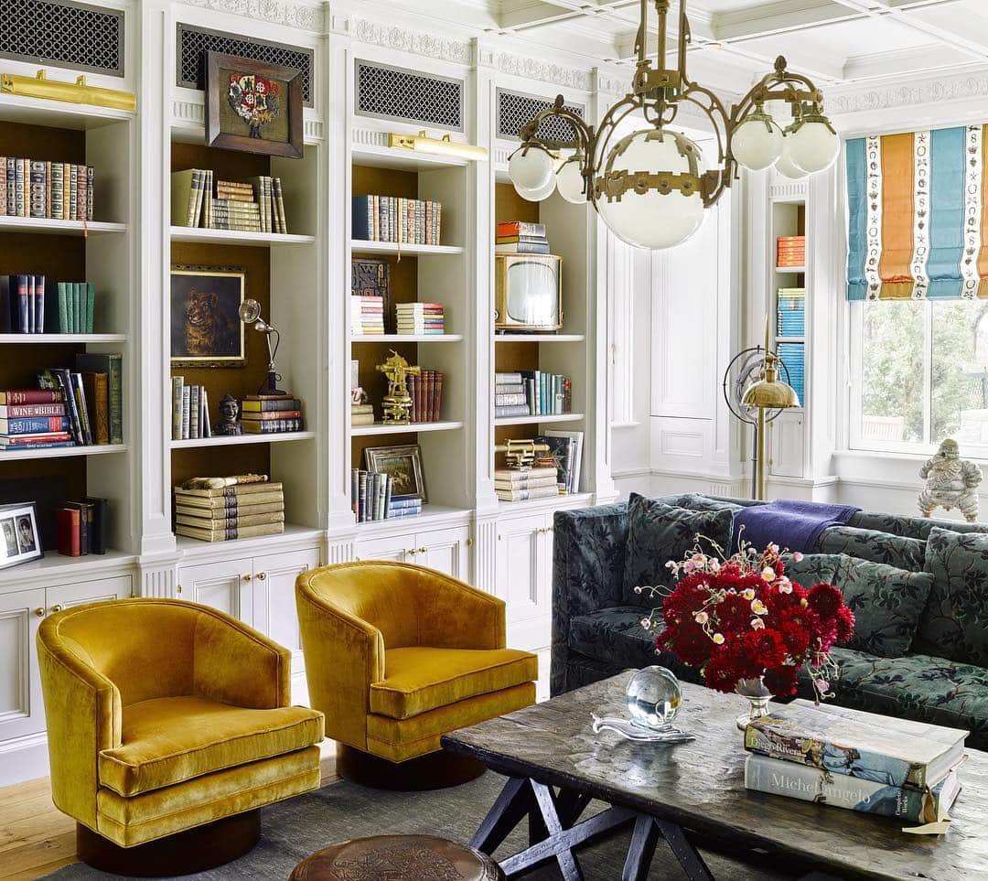 ELLE DECORさんのインスタグラム写真 - (ELLE DECORInstagram)「Library goals. 📚 This stunning Sonoma Valley lake house was designed by @kenfulk with the architect @kenlinsteadtarchitects. The library sofa has a slipcover in a Donghia fabric, the Harvey Probber swivel chairs are from Antiques du Monde, the circa-1910 Italian chandelier is from Obsolete, and the walls are painted in Benjamin Moore Icicle. 📸: by @thefacinator, from the ED archives.」4月13日 5時59分 - elledecor