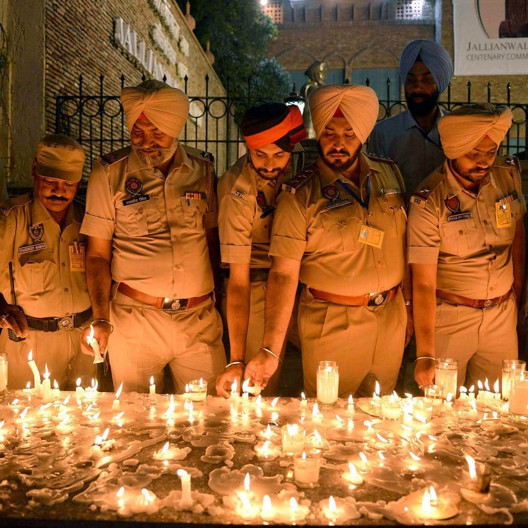 NBC Newsさんのインスタグラム写真 - (NBC NewsInstagram)「Indian Punjab Police personnel light candles as they pay tribute to the victims of the #JallianwalaBagh massacre, when British Indian Army Soldiers opened fire an on unarmed gathering and killed hundreds, on the eve of the 100th anniversary. . 📷 Narinder Nanu / @afpphoto」4月13日 5時59分 - nbcnews