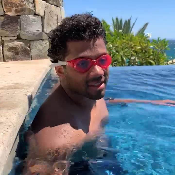 ラッセル・ウィルソンのインスタグラム：「#PoolTalk JJ and @DeckerDavis_fit He is single ladies haha 😂😂😂#MyGogglesAreSiSis」