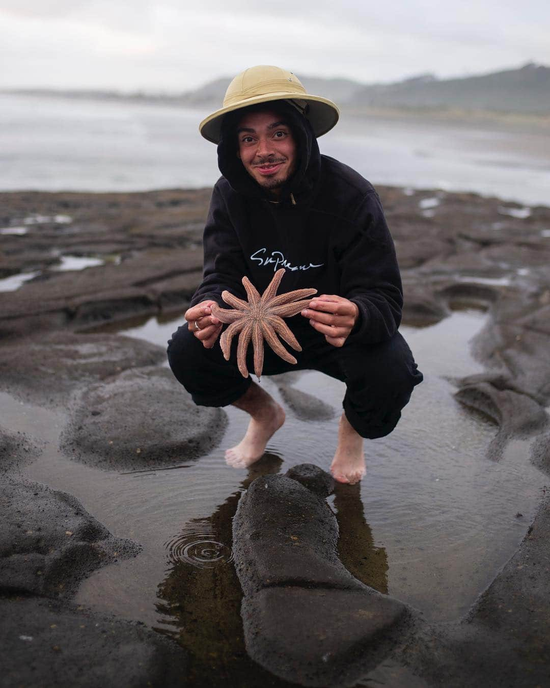 Nike Skateboardingさんのインスタグラム写真 - (Nike SkateboardingInstagram)「Taking time out from stacking clips and stressin’ over tricks.  New Zealand beach vibes with @kyrondaviss, @blakecarpenter, #DonovonPiscopo and @hayley_wilsonn.  #NikeSB | 📷 @bencolen」4月13日 6時22分 - nikesb