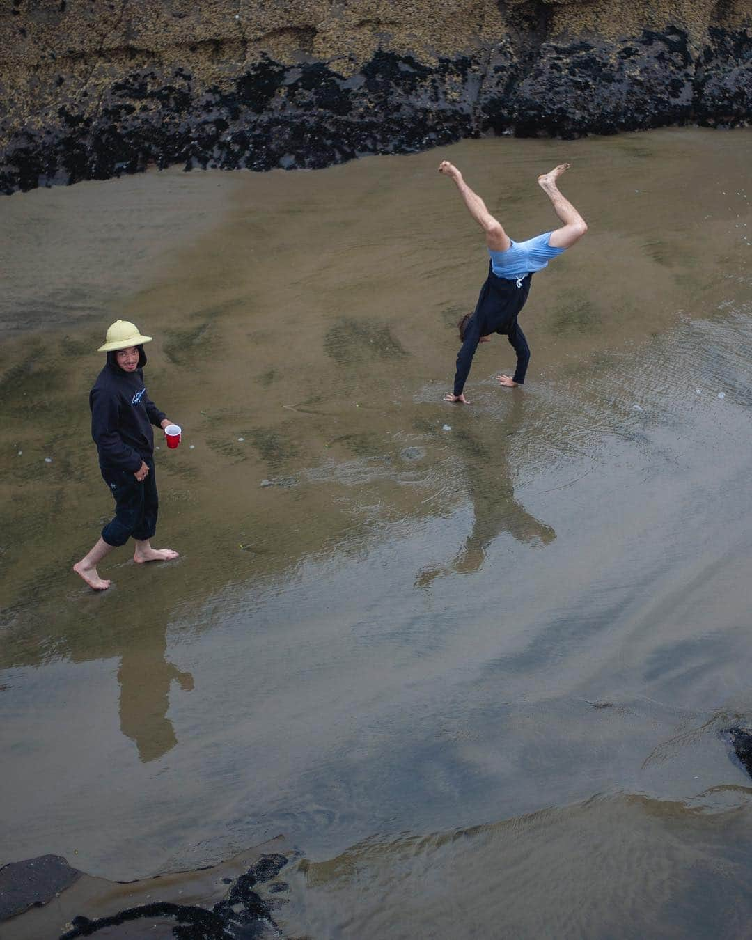 Nike Skateboardingさんのインスタグラム写真 - (Nike SkateboardingInstagram)「Taking time out from stacking clips and stressin’ over tricks.  New Zealand beach vibes with @kyrondaviss, @blakecarpenter, #DonovonPiscopo and @hayley_wilsonn.  #NikeSB | 📷 @bencolen」4月13日 6時22分 - nikesb