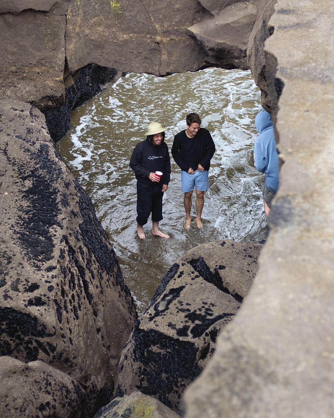 Nike Skateboardingさんのインスタグラム写真 - (Nike SkateboardingInstagram)「Taking time out from stacking clips and stressin’ over tricks.  New Zealand beach vibes with @kyrondaviss, @blakecarpenter, #DonovonPiscopo and @hayley_wilsonn.  #NikeSB | 📷 @bencolen」4月13日 6時22分 - nikesb