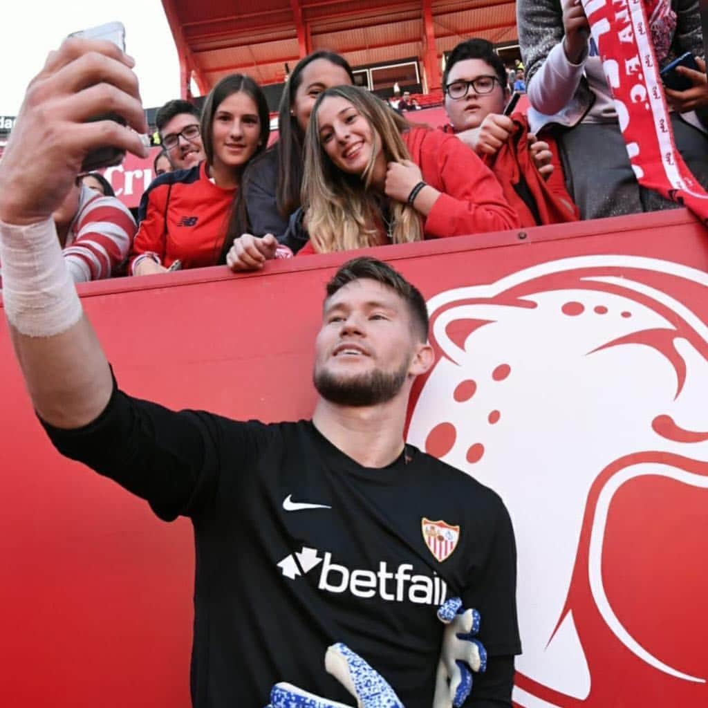 セビージャFCさんのインスタグラム写真 - (セビージャFCInstagram)「🤳 Fans first!  #WeareSevilla #ElGranDerbi #training #laliga #vamosmiSevilla」4月13日 6時22分 - sevillafc